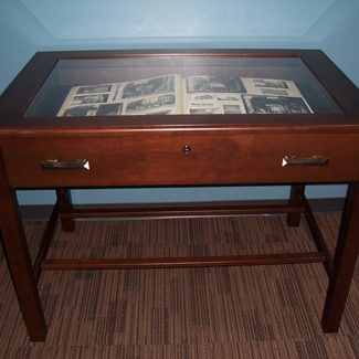 Table w/Pullout Drawer
